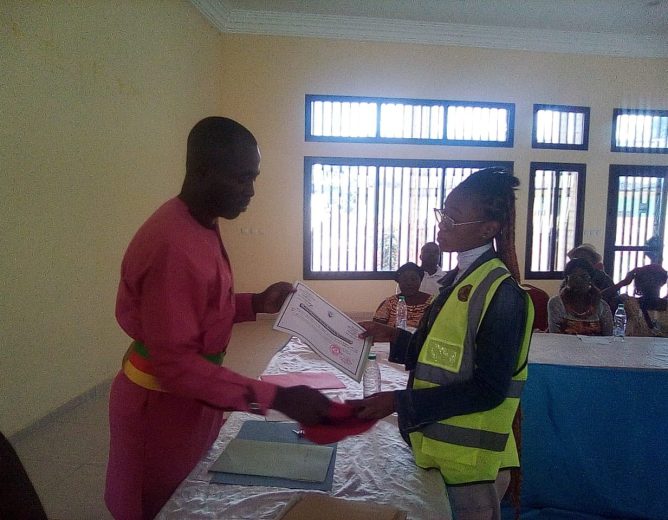 Remise des parchemins de fin stage