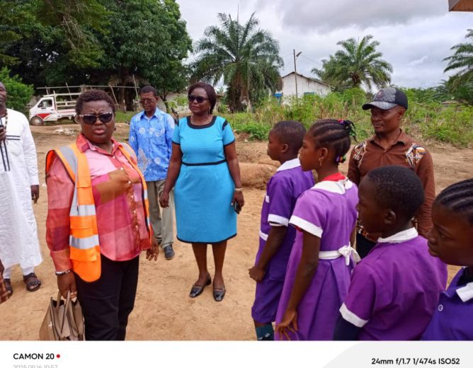 Le Maire à l&rsquo;école publique de Messangsang